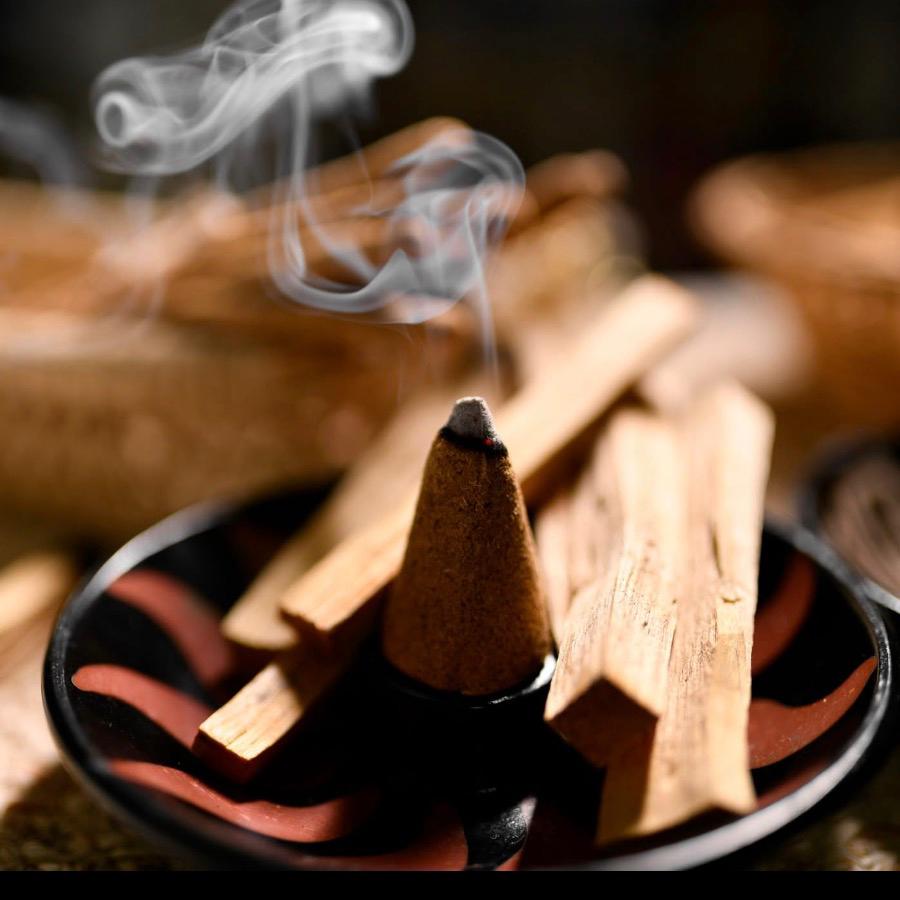 Natürliche Palo Santo Sticks und Cones aus Peru – nachhaltig gewonnen für energetische Reinigung und Rituale