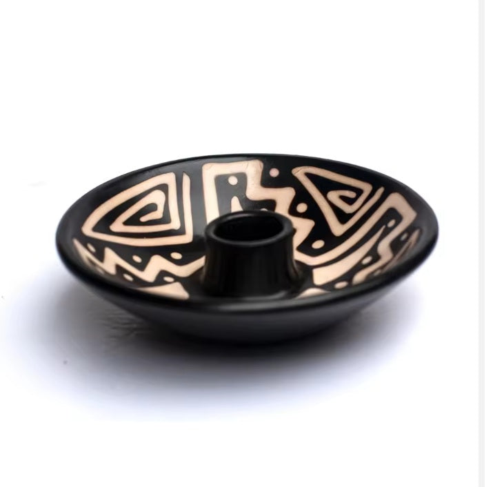 Handgefertigter Palo-Santo- und Räucherstäbchenhalter aus Chulucanas, Motiv Erde, inspiriert von der Chimú- und Tallán-Kultur.