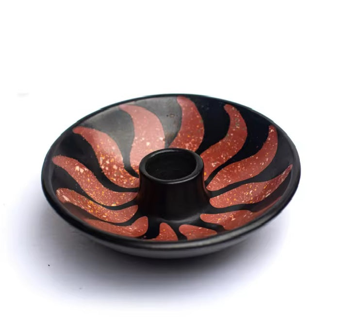 Handgefertigter Palo-Santo- und Räucherstäbchenhalter aus Chulucanas, Motiv Feuer, inspiriert von der Chimú- und Tallán-Kultur.