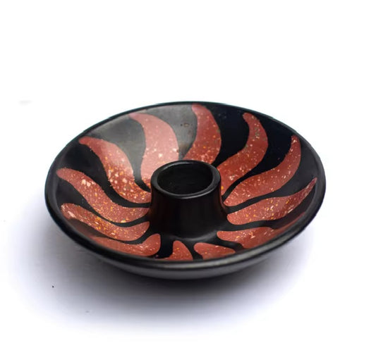 Handgefertigter Palo-Santo- und Räucherstäbchenhalter aus Chulucanas, Motiv Feuer, inspiriert von der Chimú- und Tallán-Kultur.